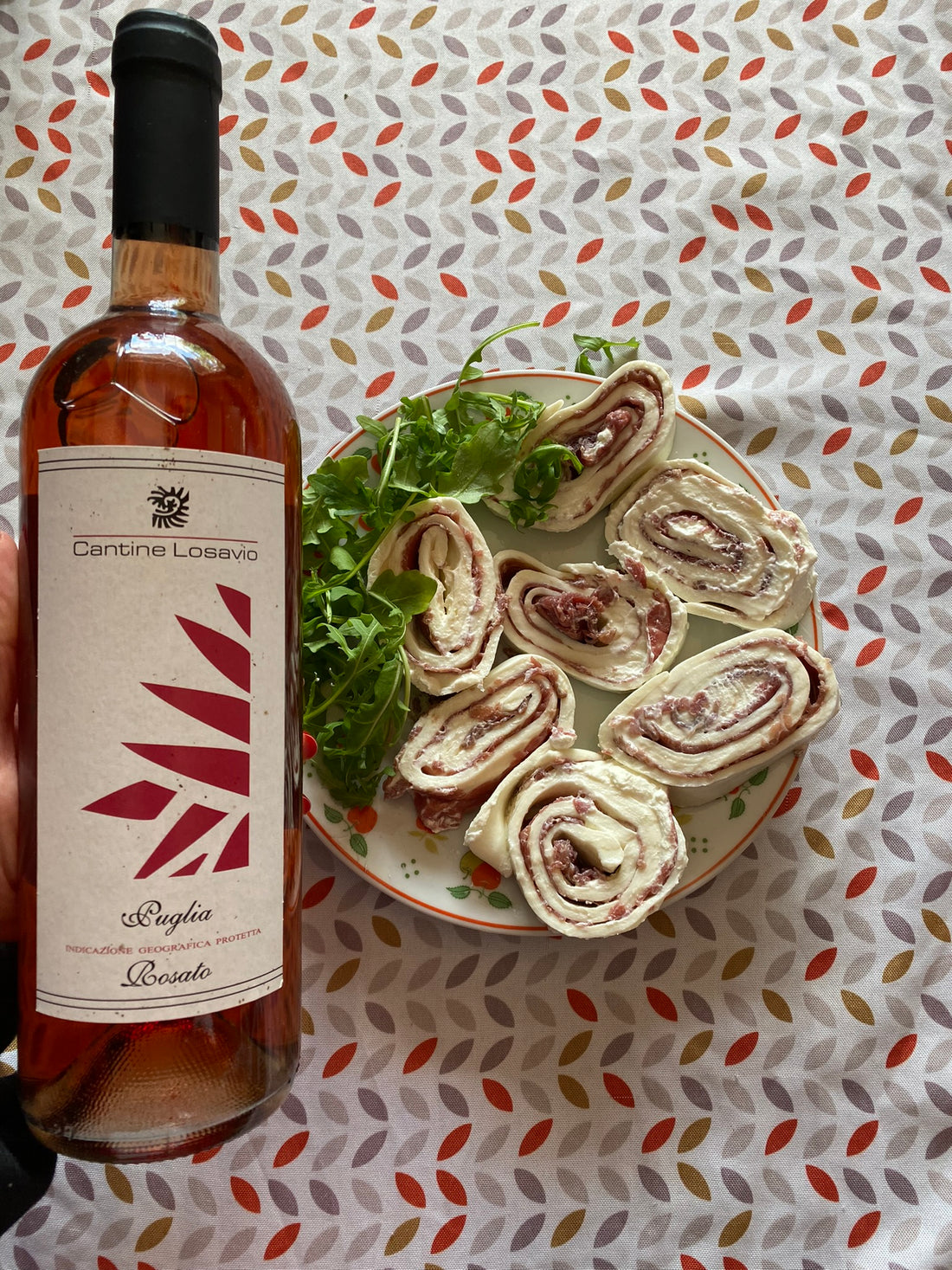 abbinamento cibo vino tra rotolo di mozzarella e prosciutto crudo e vino rosato