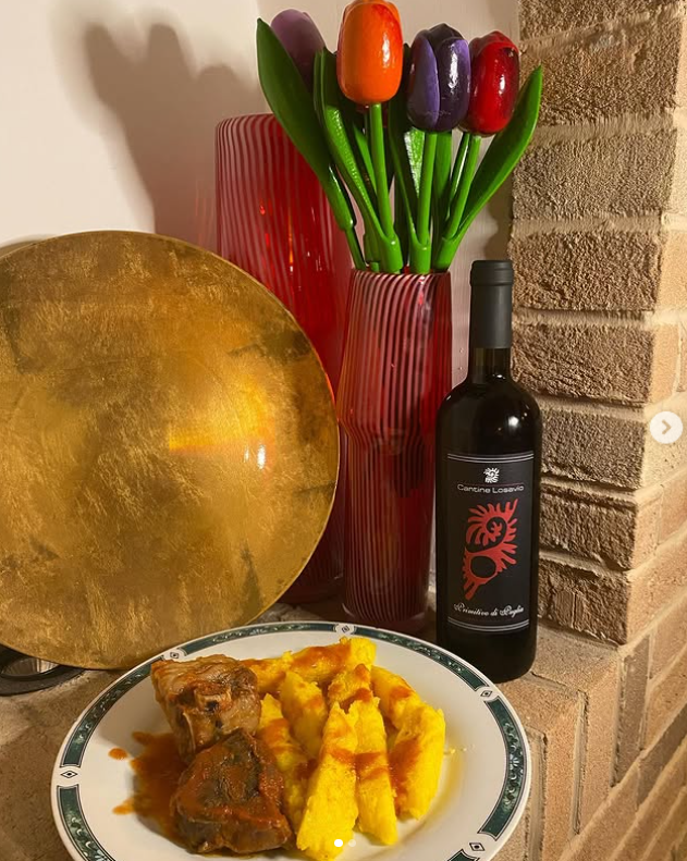 Calore, struttura e territorio: il Primitivo con polenta e spezzatino